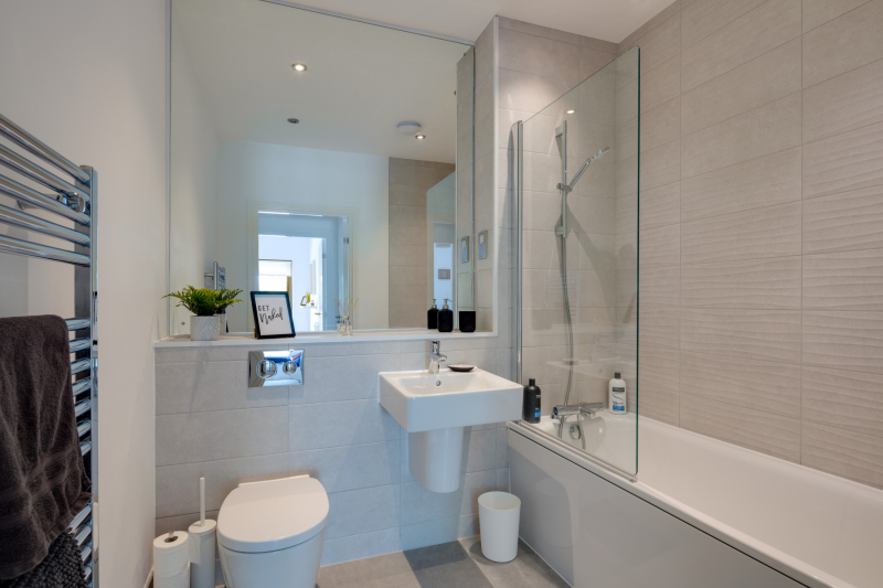 Apartment bathroom, with WC, Basin, Bath/Shower